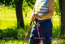 В парке им. 1 мая павлоградцы стали заниматься скандинавской ходьбой (ВИДЕО)