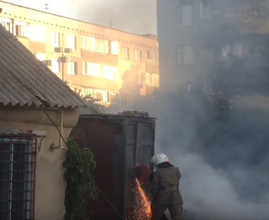 В центре Павлограда сгорели мусорка и хозяйственная постройка (ВИДЕО)