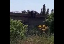 Полицейские час упрашивали мужчину не прыгать с моста (ВИДЕО)