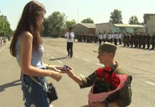 На присяге в Павлограде нацгвардиец сделал предложение своей девушке (ВИДЕО)