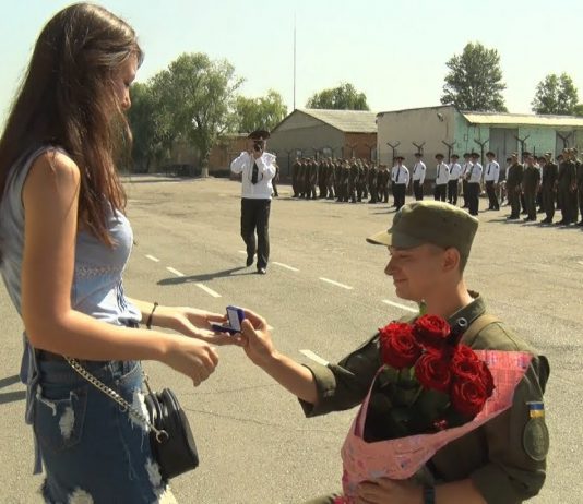 На присяге в Павлограде нацгвардиец сделал предложение своей девушке (ВИДЕО)
