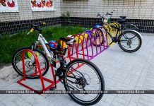 В павлоградской школе появилась яркая велопарковка
