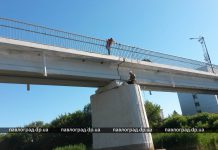 Вандалы бьют светильники на мосту через Волчью