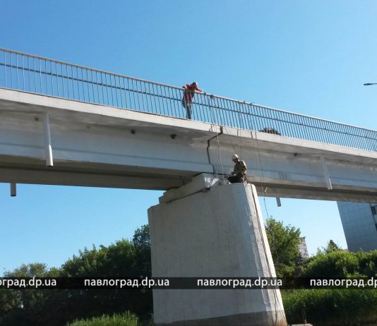 Вандалы бьют светильники на мосту через Волчью