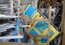 В центре Павлограда демонтировали 12 рекламных конструкций