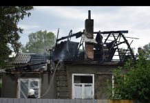 В центре Павлограда сгорела крыша жилого дома (ВИДЕО)