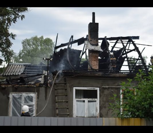 В центре Павлограда сгорела крыша жилого дома (ВИДЕО)