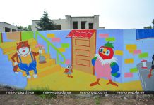 Жильцы разрисовали забор около дома, теперь их соседи — герои мультфильмов и сказок (ФОТО)