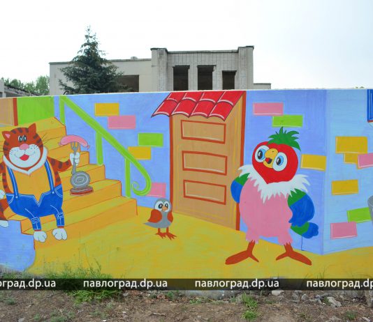 Жильцы разрисовали забор около дома, теперь их соседи — герои мультфильмов и сказок (ФОТО)