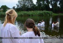 30 павлоградцев окрестили на берегу Волчьей (ФОТОРЕПОРТАЖ)
