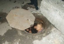 В Павлограде полиция задержала воров кабеля прямо в смотровом колодце