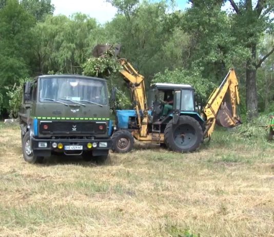 Молодежь инициировала уборку в парке на ПМЗ (ВИДЕО)