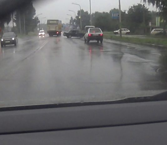 В Павлограде «Жигуль» врезался в стоящий на обочине «ГАЗ» (ВИДЕО)