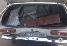 Пара разбирала на металл разрушенный дом культуры в Павлограде