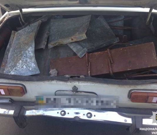 Пара разбирала на металл разрушенный дом культуры в Павлограде