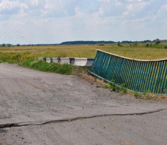 Жители с. Новая Дача перекрыли дорогу транспорту, чтобы им отремонтировали мост