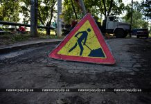 На ул. Комарова прячут под землю многострадальную трубу отопления (ФОТО)