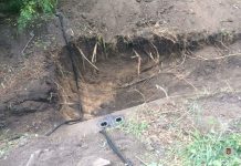 Мужчины демонтировали трубы оросительной системы (ВИДЕО)