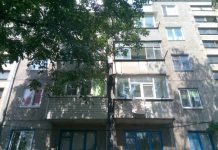 Першотравенец застрял между балконами, его спасали 5 пожарных