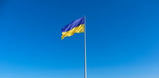 Над Днепром подняли флаг-рекордсмен (ФОТО)