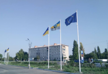 В Терновке уже установили флаги города и Евросоюза, Павлоград — на очереди (ВИДЕО)