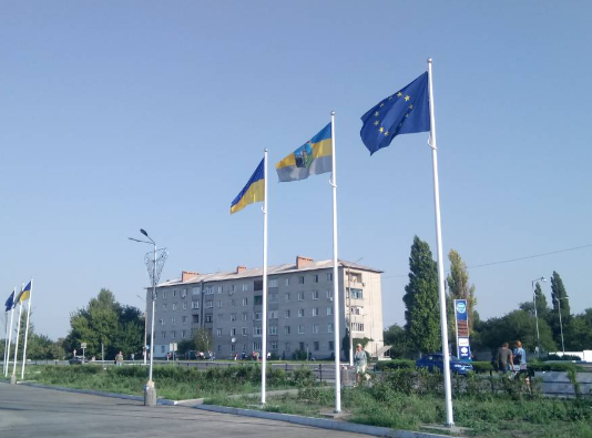 В Терновке уже установили флаги города и Евросоюза, Павлоград — на очереди (ВИДЕО)