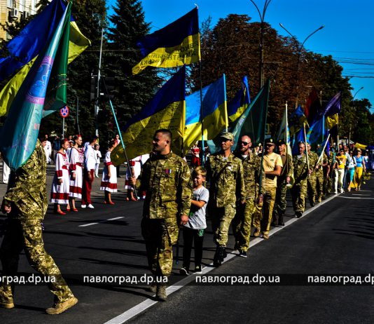 В Павлограде в небо выпустили огромный флаг Украины (ФОТО и ВИДЕО)