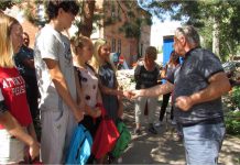 В Павлограде наградили трудолюбивых школьников, которые работали летом