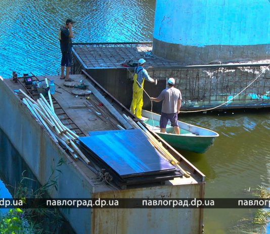 В Павлограде «доделывают» пешеходный мост (ФОТО)