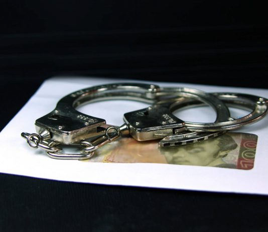 Зажал рот и отобрал деньги: в Першотравенске мужчина напал на продавщицу