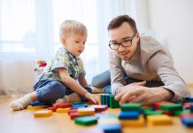 Мужчинам с малолетними детьми могут позволить работать по сокращенному графику