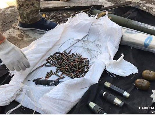 Павлоградская полиция и СБУ выявили склад с боеприпасами во дворе жителя села