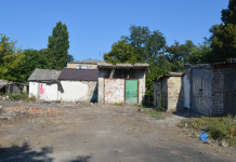 В Терновке сносят аварийные сараи
