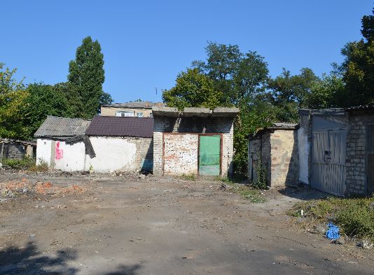 В Терновке сносят аварийные сараи