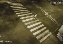 Под покровом ночи юноша «сразился» с сити-лайтом. Узнайте его на видео