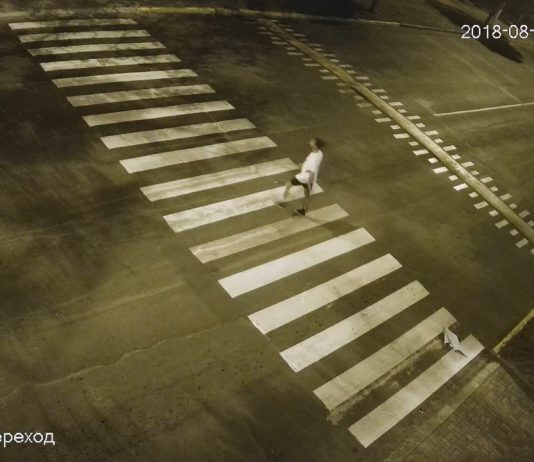 Под покровом ночи юноша «сразился» с сити-лайтом. Узнайте его на видео