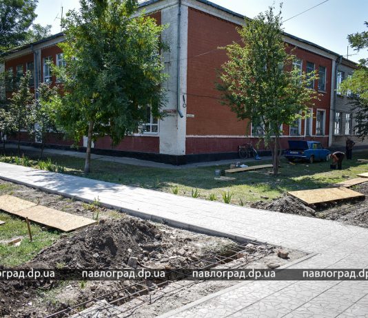 Вокруг павлоградской школы возводят забор за 600 тыс. грн (ФОТО)