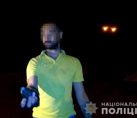 В Першотравенске задержали пьяного мужчину, который угрожал прохожим взорвать гранату