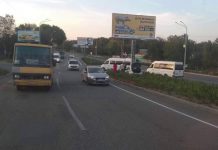 В Павлограде машина врезалась в рекламный борд (ВИДЕО)