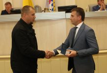 Павлоградцы, которые спасли женщину, получили наградные часы