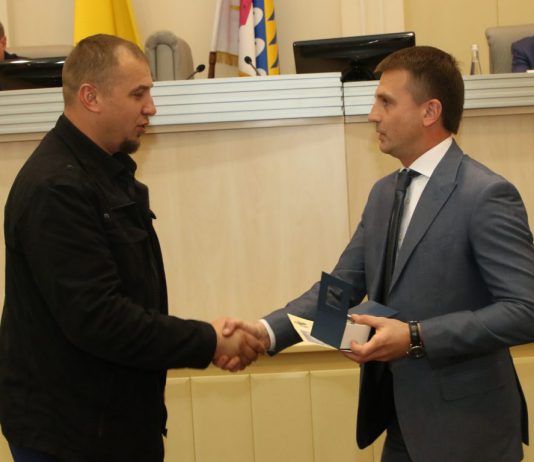 Павлоградцы, которые спасли женщину, получили наградные часы
