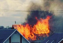 В Павлограде спасли женщину, у которой загорелась крыша дома