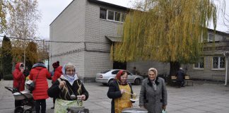 В Спасском соборе нуждающихся угощают горячим обедом
