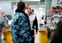 В Павлограде посетители магазина подрались с охраной и полицией (ВИДЕО)