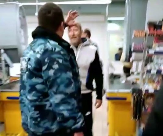 В Павлограде посетители магазина подрались с охраной и полицией (ВИДЕО)