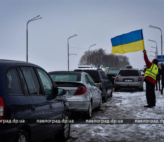 На выезде из Павлограда протестуют владельцы авто на еврономерах (ФОТО и ВИДЕО)