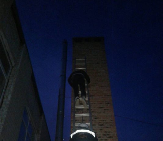 В Павлограде спасатели сняли подростка с высоты 6 м