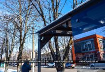 В Павлограде хулиган разбил остановку (ВИДЕО)