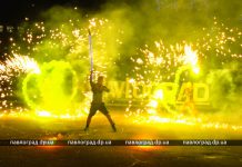 Неоновое шоу и фаер-шоу: как зажигали главную ёлку Павлограда (ФОТО и ВИДЕО)