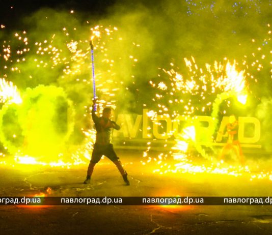 Неоновое шоу и фаер-шоу: как зажигали главную ёлку Павлограда (ФОТО и ВИДЕО)